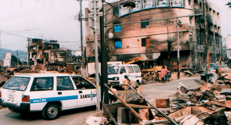 1995年1月 阪神・淡路大震災時、神戸市で商品を届ける㈱三星堂（現：メディパルHD）の車両