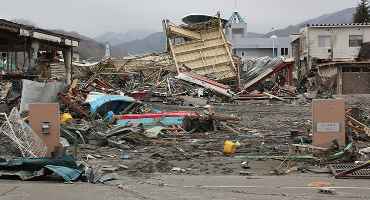 2011年3月 東日本大震災時、津波の被害を受け全倒壊したメディセオ釜石支店。迅速に復旧体制を構築し安定供給に尽力した。